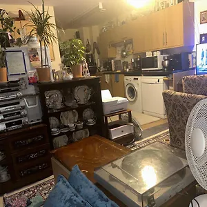 Private Room. In Zone 2 In Cousy Flat Homestay London