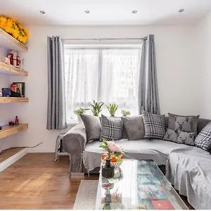 Fresh & Parking Apartment London